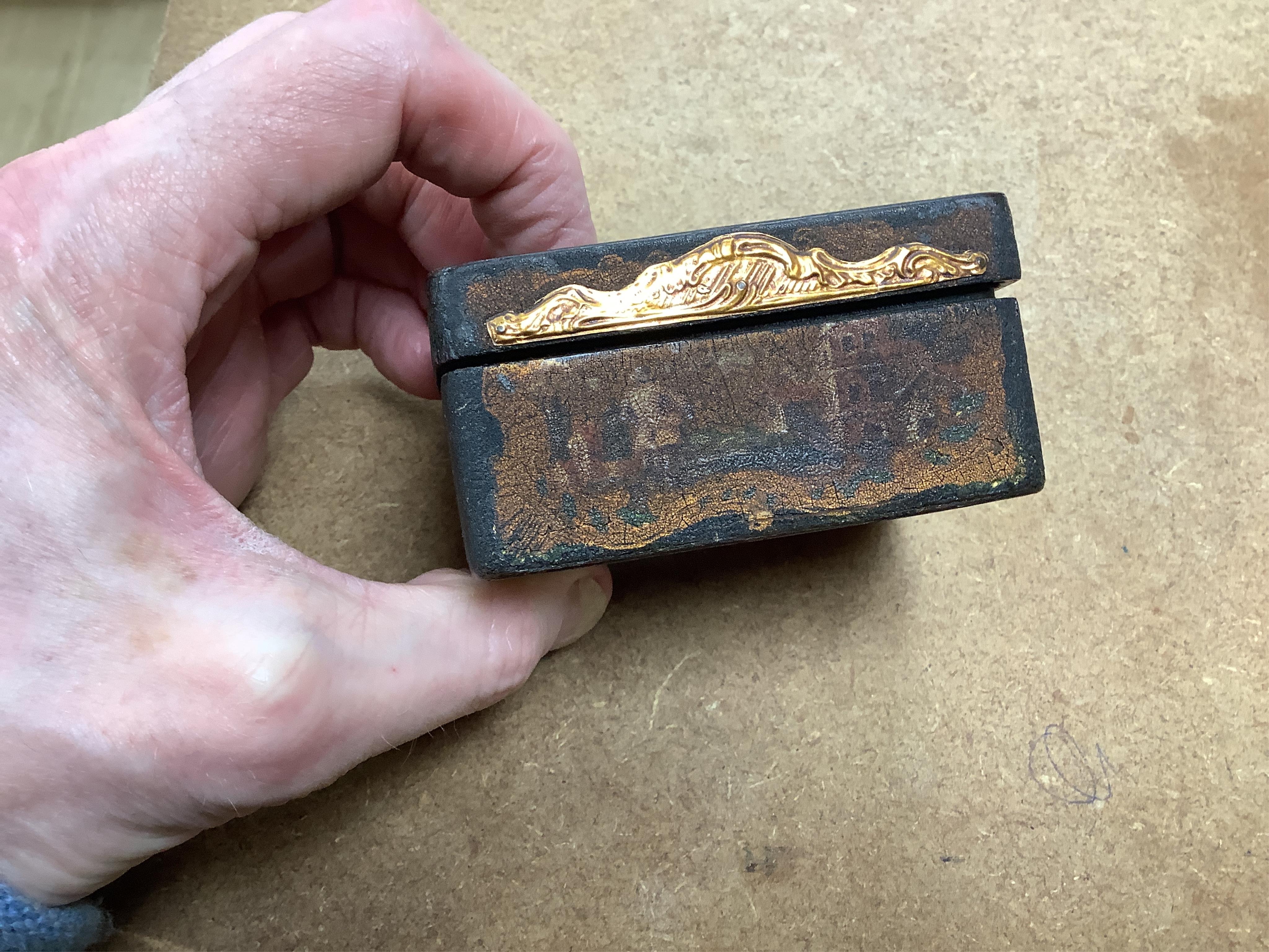 An 18th / early 19th century trinket box with inner porcelain figural painted cover, 8cm wide